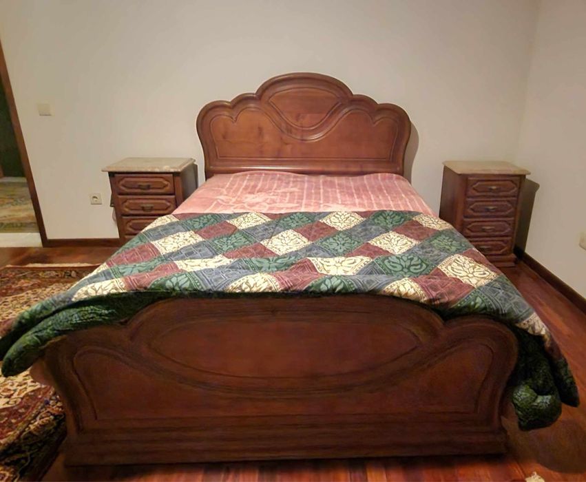 Quarto de madeira e pedra c/ colchão, estrado e cómoda