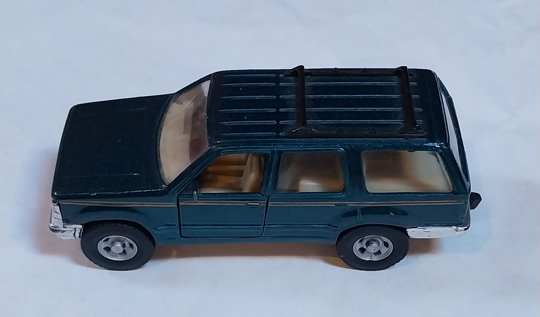 Miniatura Ford Explorer escala 1/42