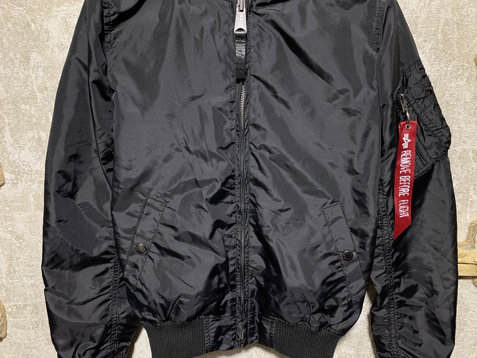 Жіноча куртка бомбер нейлон Alpha industries