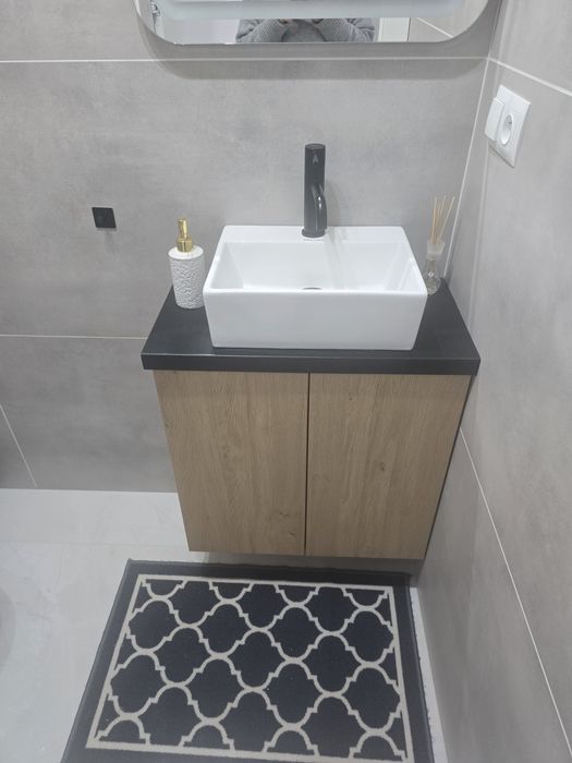 Szafka ze zlewem nadblatowym i baterią REA