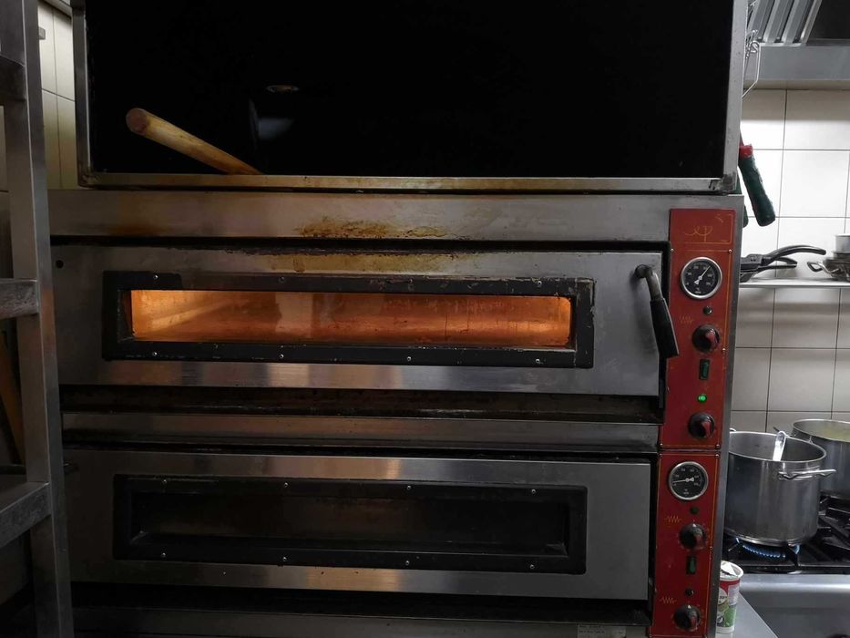 Piec do pizzy ze stołem nierdzewnym oraz nadstawką