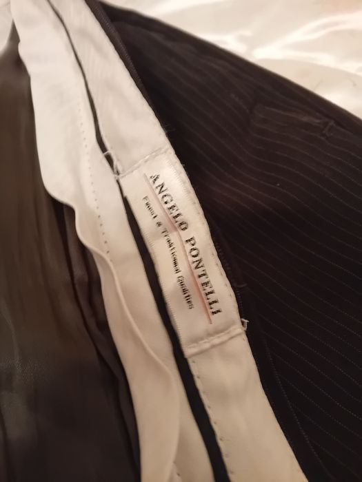 Calças de fato pretas as riscas brancas