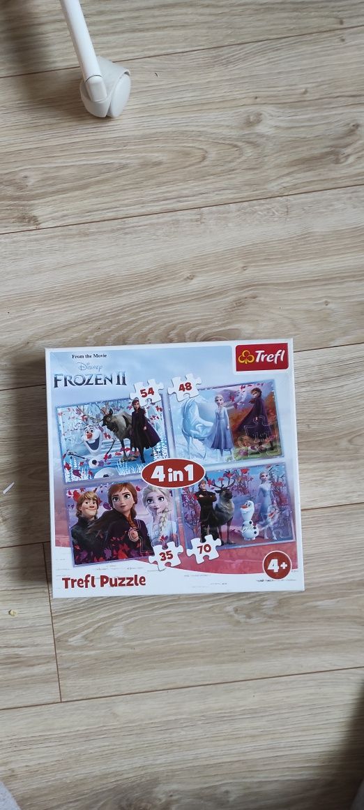 Stan idealny. Puzzle. 4 w 1 . Kraina lodu