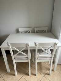 Biały stół kuchenny z krzesłami
