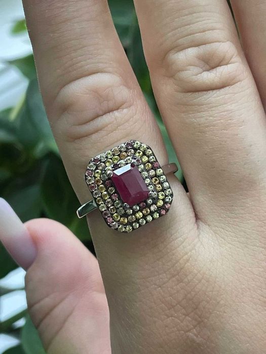 Серебряное кольцо 925 пробы с рубином и цветным сапфиром. Р.19.25