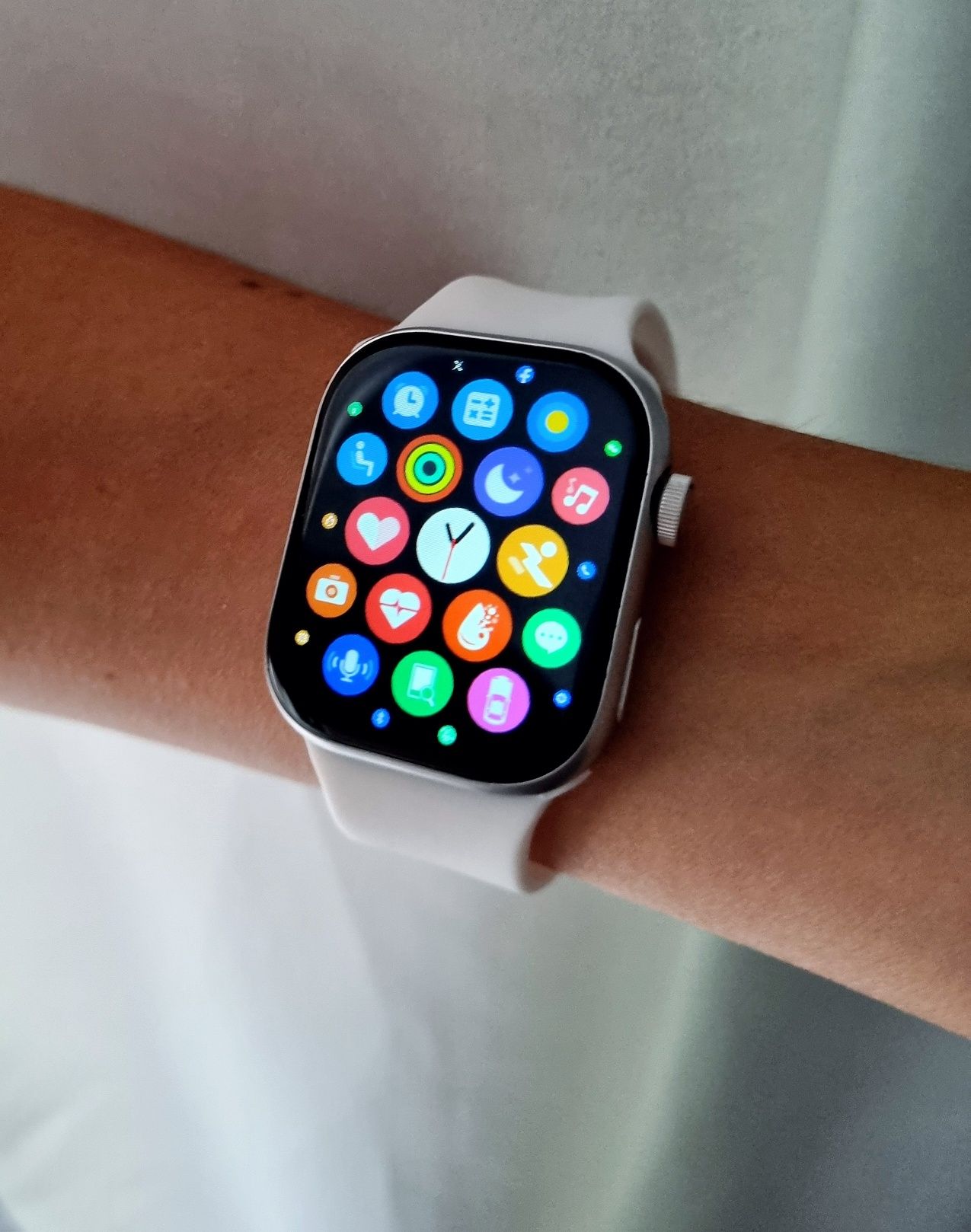 Smartwatch 9 srebrny na białym pasek