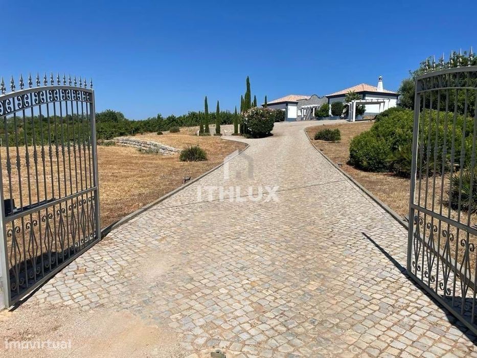 Requintada Moradia T4+2 com Vistas Panorâmicas Perto de Tavira