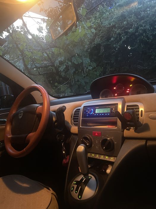 Lancia ypcilon женская машина