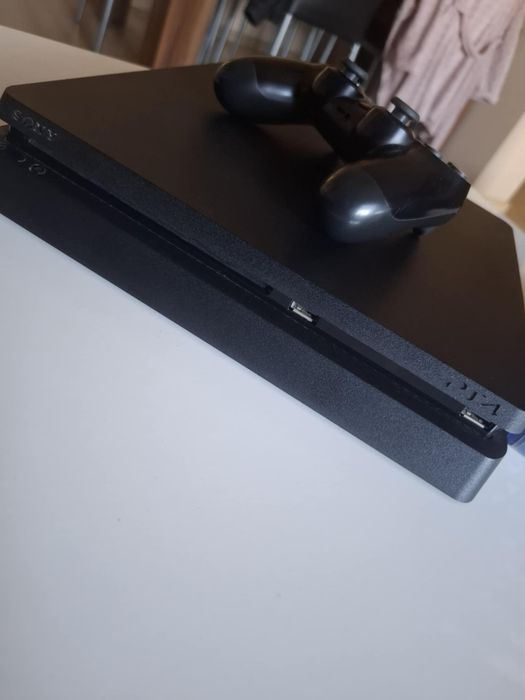 PlayStation 4 Slim + pad + 6 gier