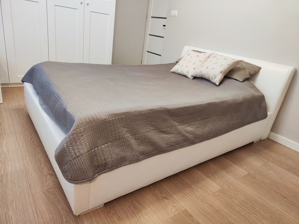 Łóżko tapicerowane 140x200 z pojemnikiem i materacem