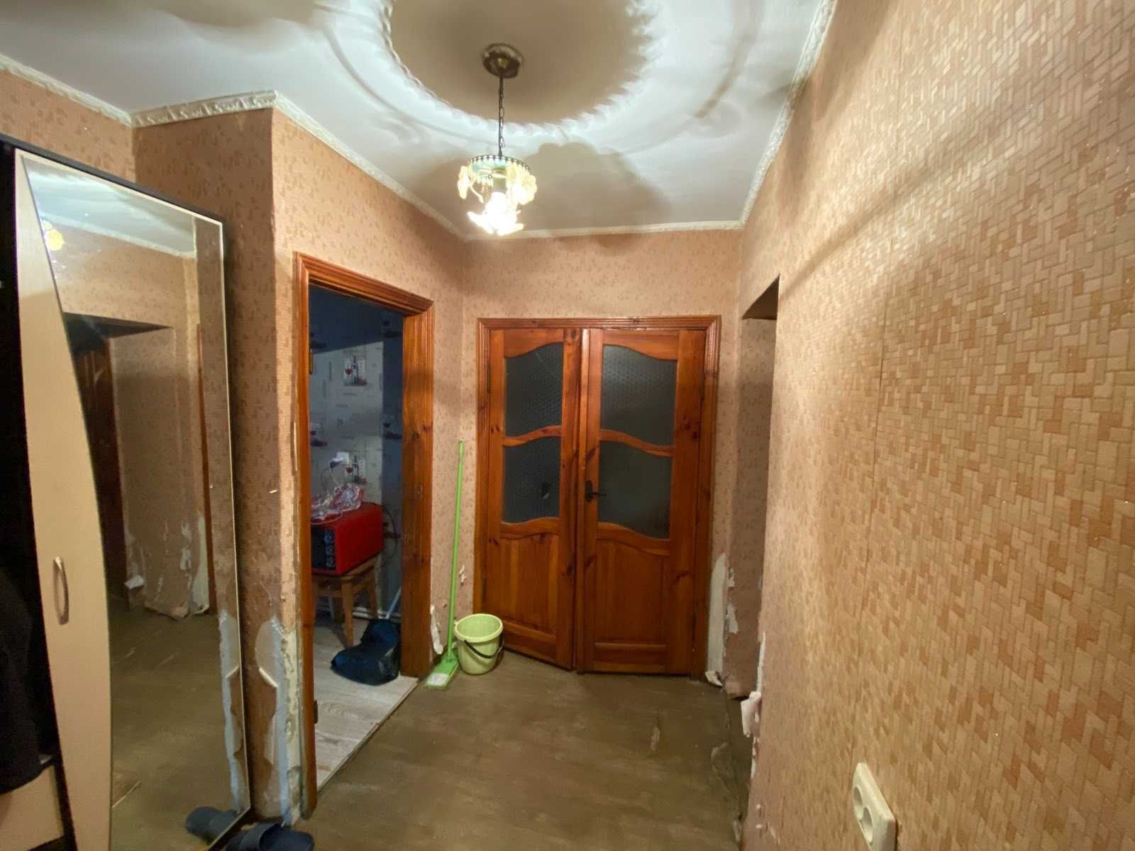 Продам  трикімнатну  квартиру у місті  Коростишів. По вулиці Потєхіна.
