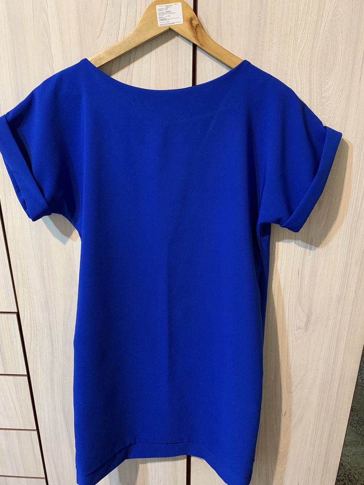 Яскрава синя сукня