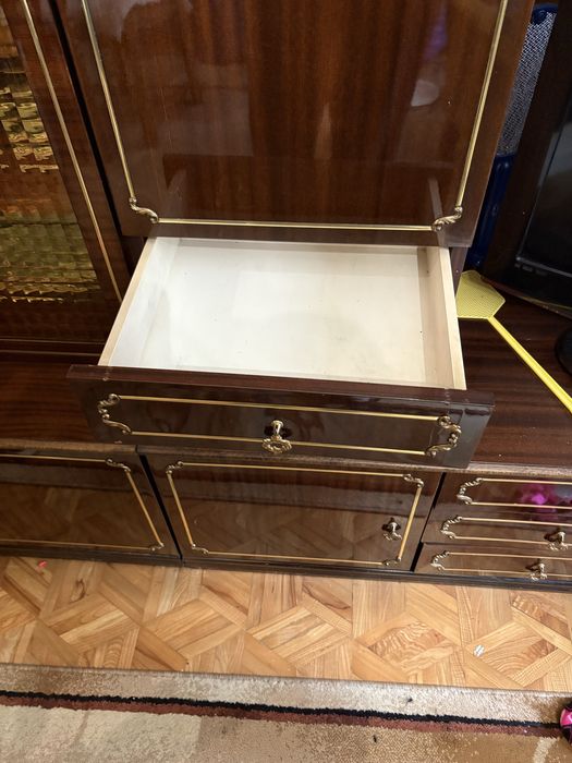 Meblościanka ze zlotymi okuciami