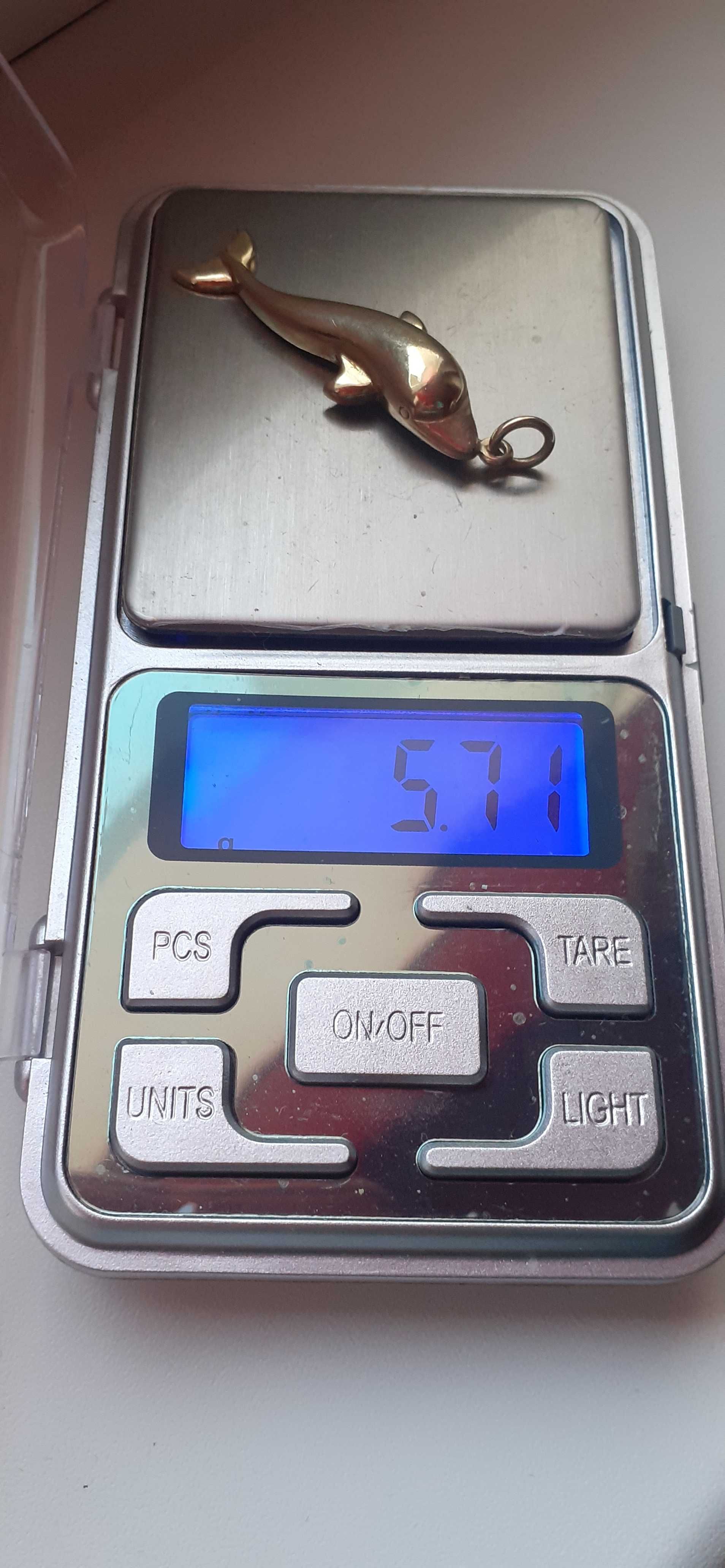 Złoto 585 sygnowane wisior-zawieszka delfin waga 5,7 gram.
