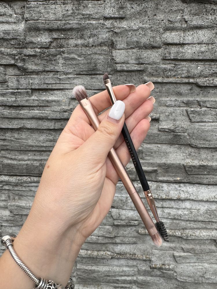 Dwa pędzle urban decay i anastasia beverly hills