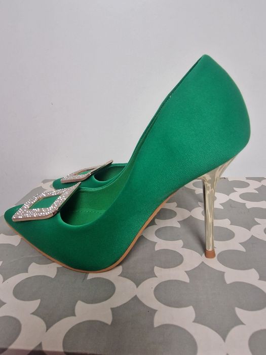 Szpilki zielone z klamrą z cyrkoniami