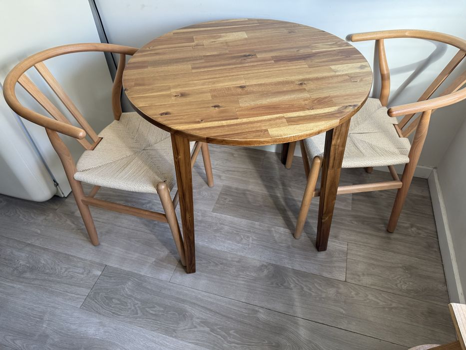 Vendo mesa com 2 cadeiras como nova