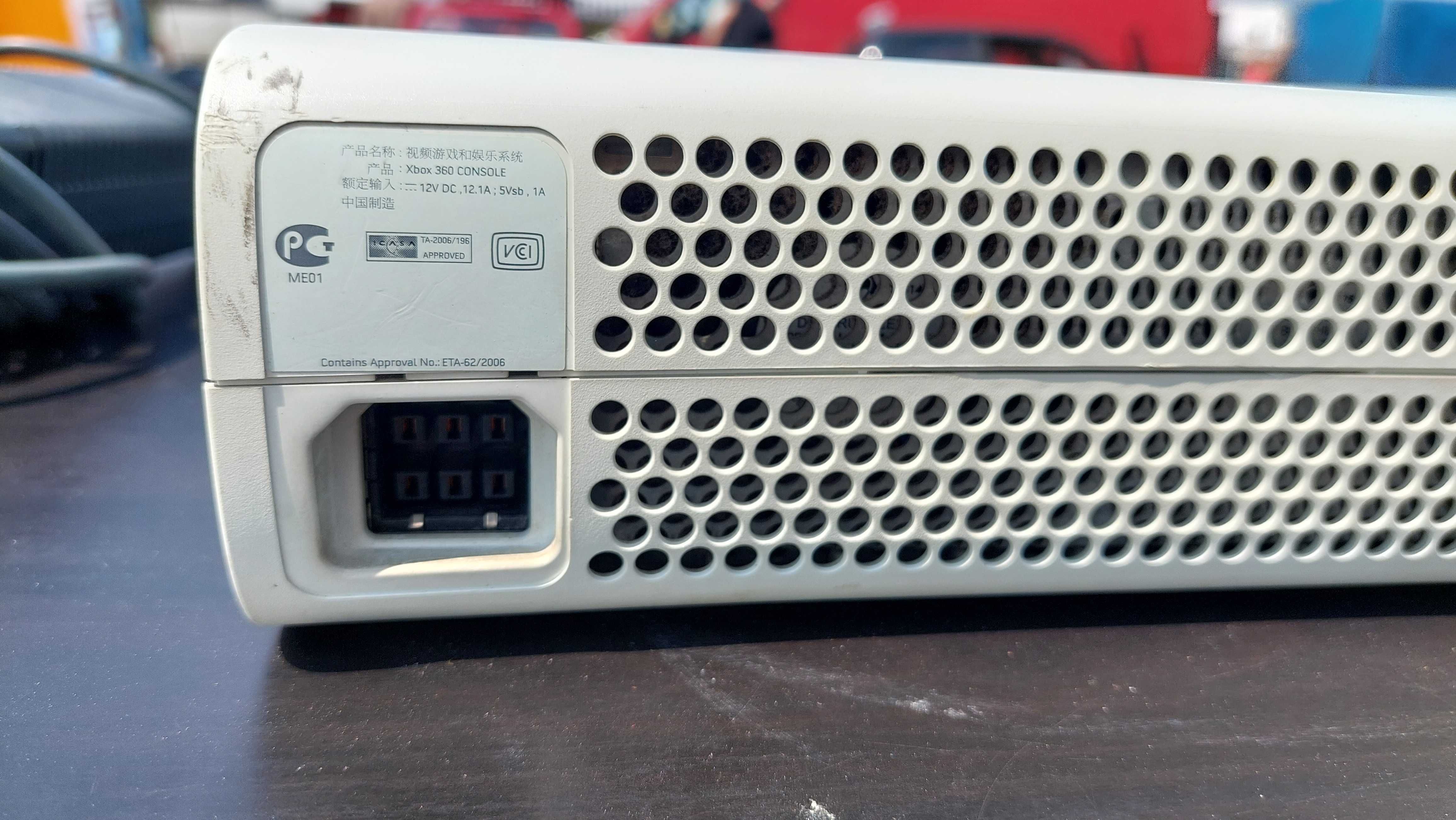 Xbox 360 + 2 pady bezprzewodowe