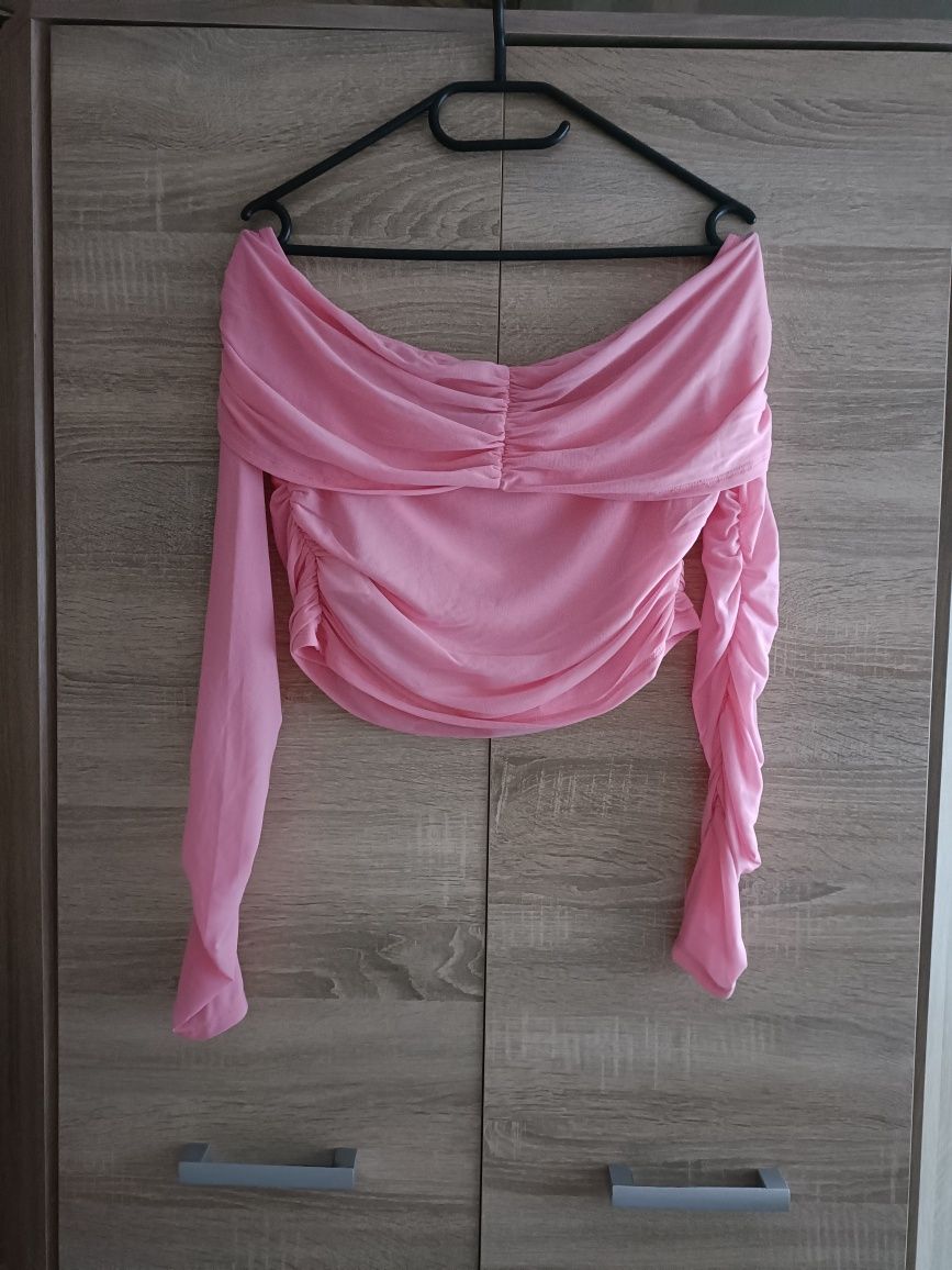 Siateczkowy crop top z marszczeniami i dekoltem na ramionach