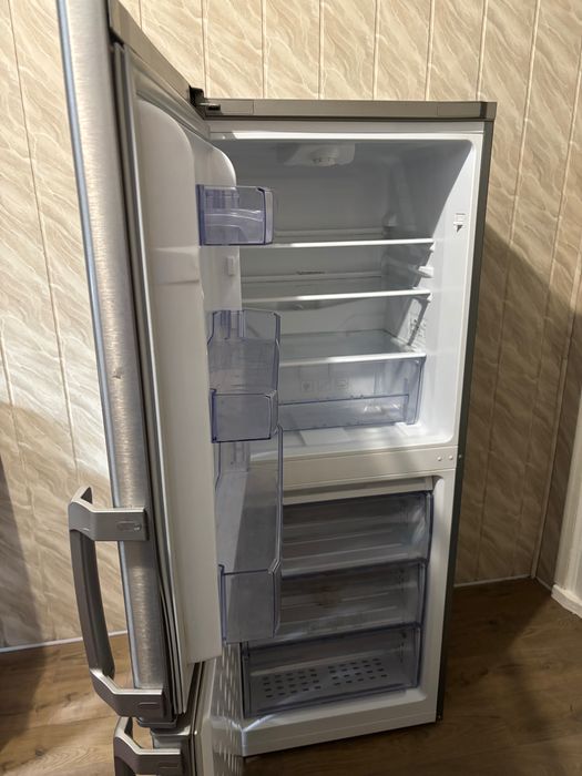 Lodówka z zamrażarką Beko srebrna
