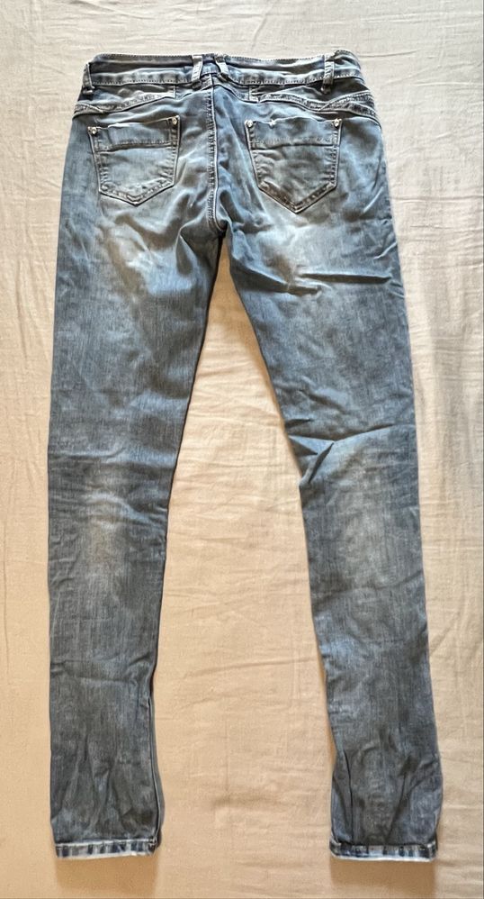 Jeansy skinny rurki z ozdobnymi zamkami S
