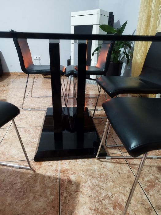 Mesa em vidro com 6 cadeiras