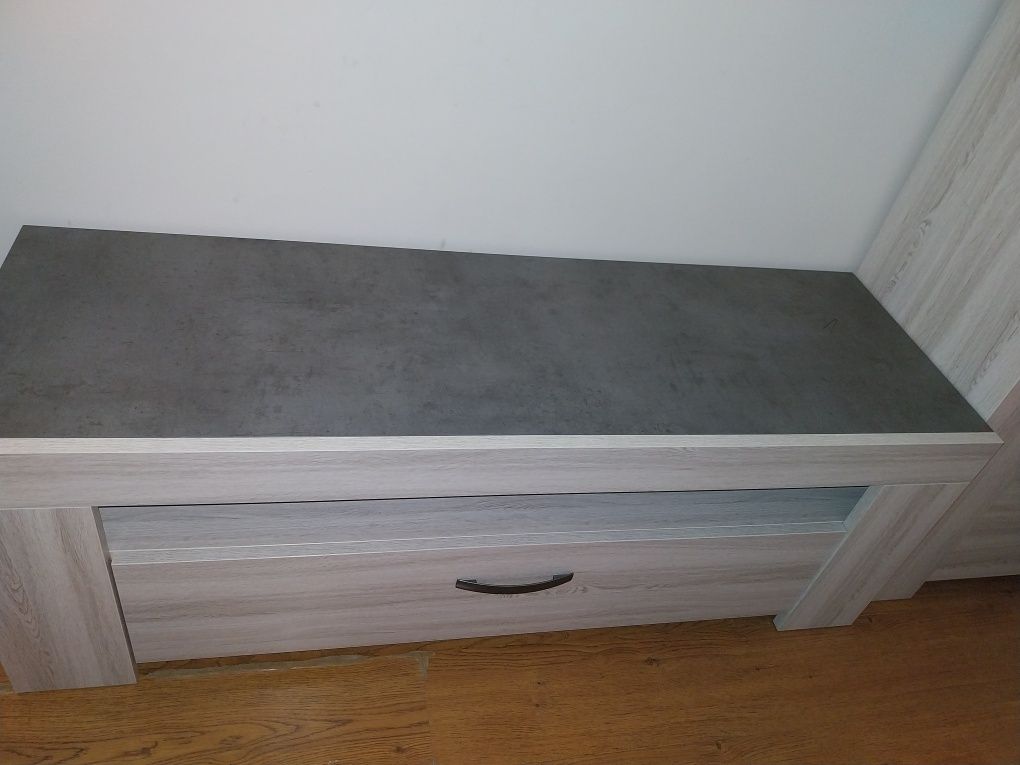 Mesa de TV e cristaleira