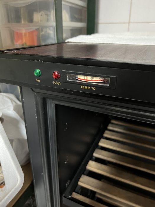 Arca de vinhos como nova