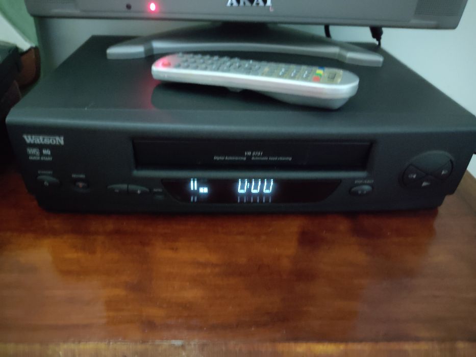 Televisão LCD antiga com entrada de DVD Akai, e video watson .