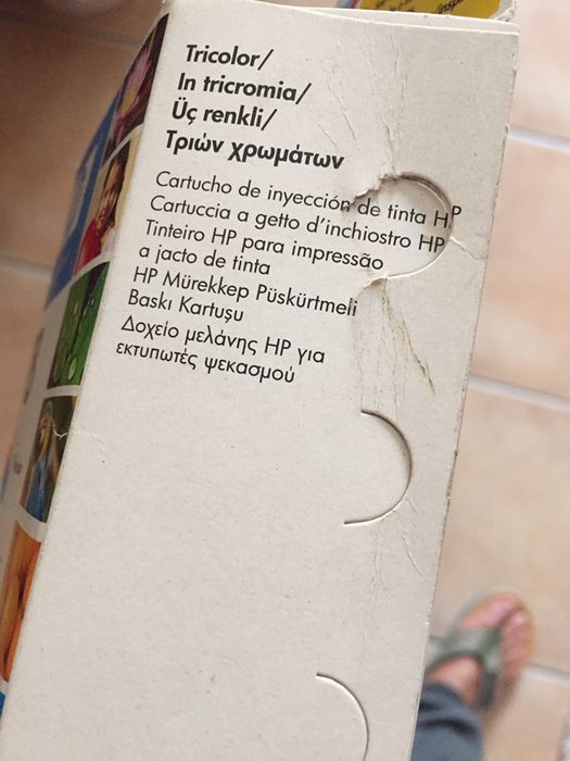 Tinteiro HP tricolor para impressão a jato.