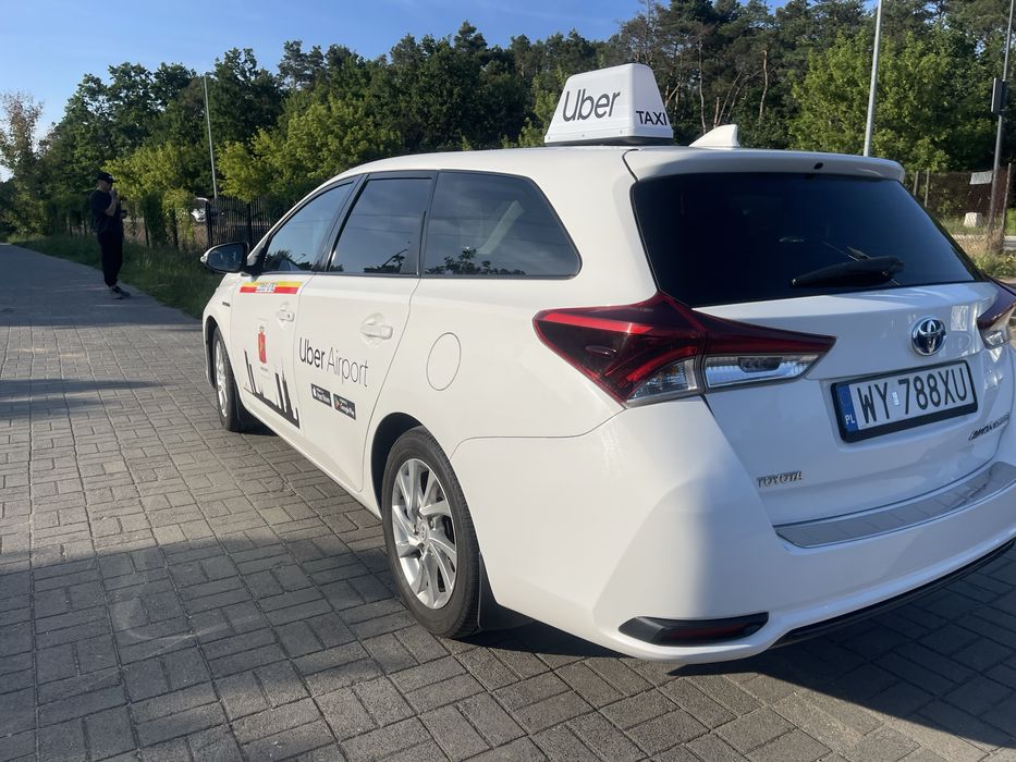 Toyota Auris Hybrid | Automat | 1.8 | 2016