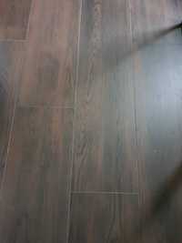 Płytki gresowe włoskie imitacja drewna kolor mahoń 120x30 podłoga