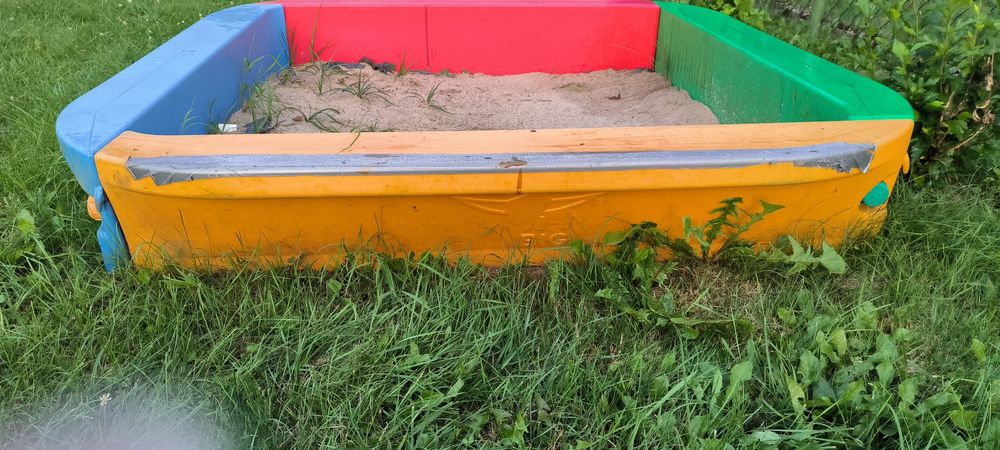 Duża, kolorowa, skręcana piaskownica firmy Sandpit BIG