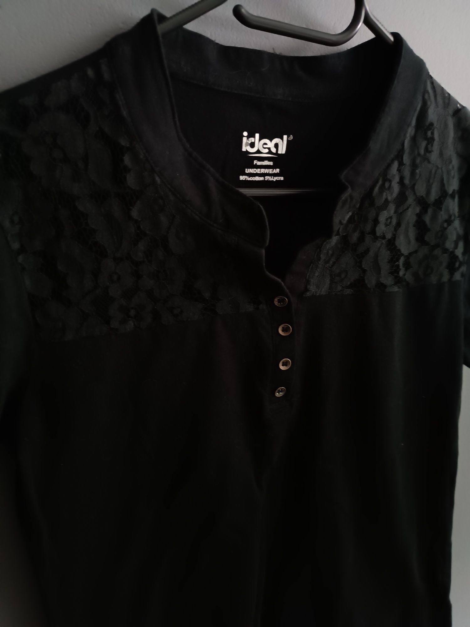 Czarna bluzka z krótkim rękawem t-shirt zdobiony koronką