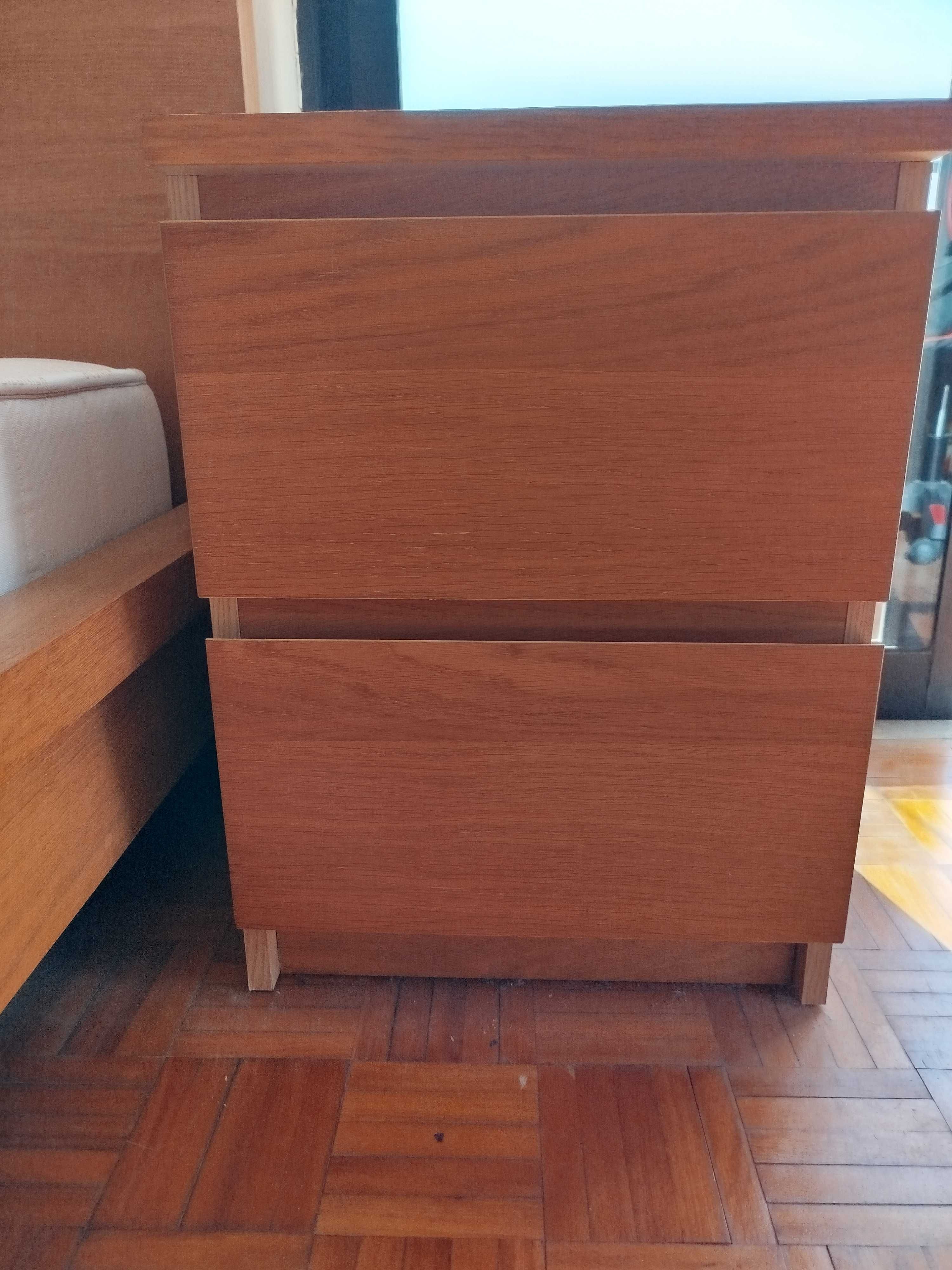 Cama solteiro e mesa de cabeceira