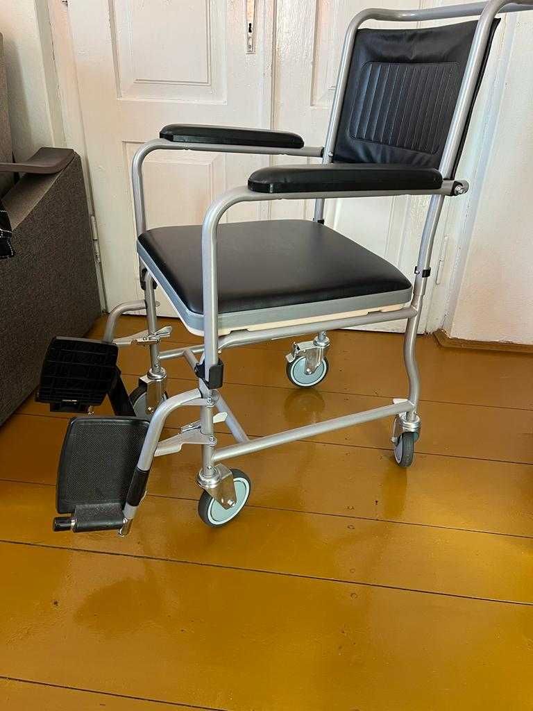Wózek inwalidzki z otworem