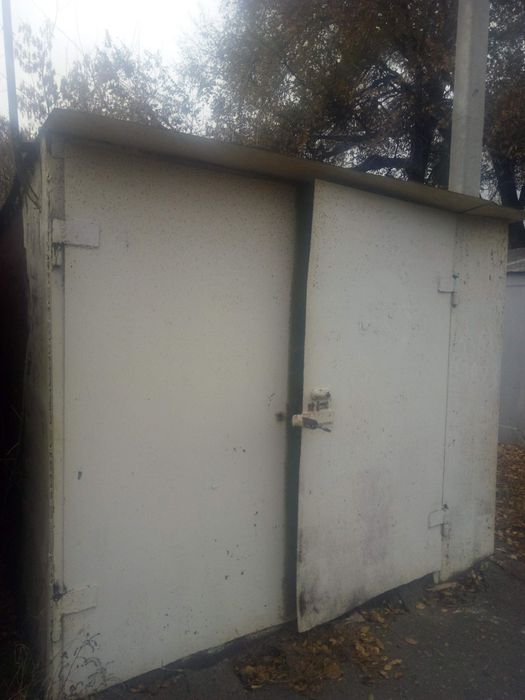 Невеликий металевий гараж в оренду