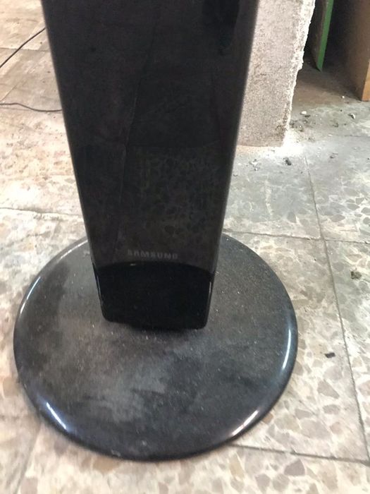 1x Coluna com pe Samsung home cinema