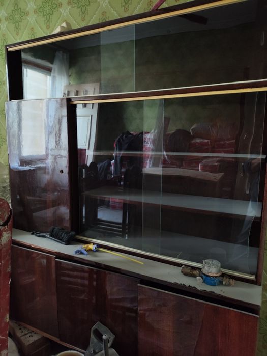 Отдам сервант 2 шт ,стол обеденный даром