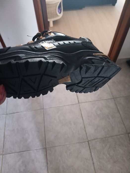 Ténis e botas novos