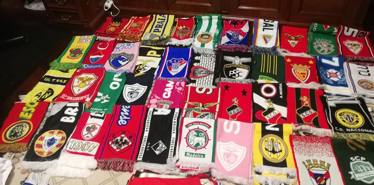 Cachecóis de vários clubes