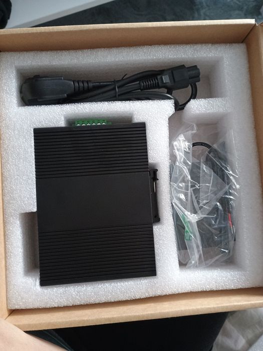 8-portowy, gigabitowy przemysłowy przełącznik Ethernet