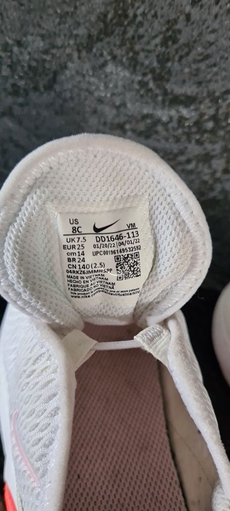 Dziecięce buty firmy Nike rozmiar 25