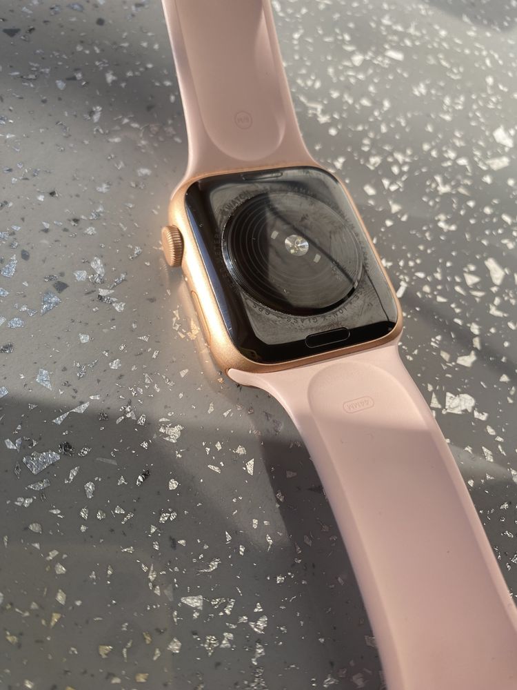 Apple Watch SE GPS 44 mm Gold