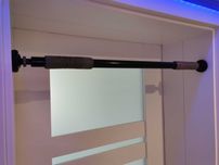 Drążek rozporowy do ćwiczeń 70 cm między futrynę.