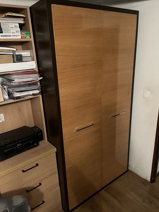 Duża szafa korpus orzech ciemny fronty fornir dębowy w połysku