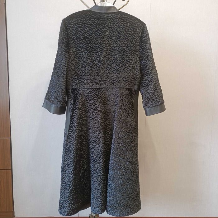 ЭЛЕГАНТНАЯ Стильная  Эко Шуба под КАРАКУЛЬ ,  чёрного цвета .