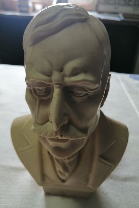 Busto Eça de Queirós.