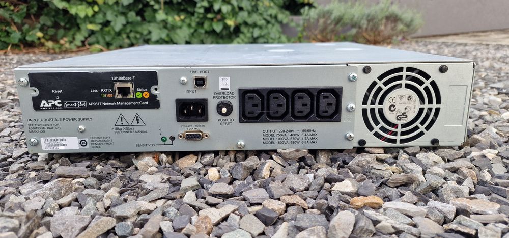 Smart UPS 1500 APC SUA1500RMI2U z kartą sieciową.