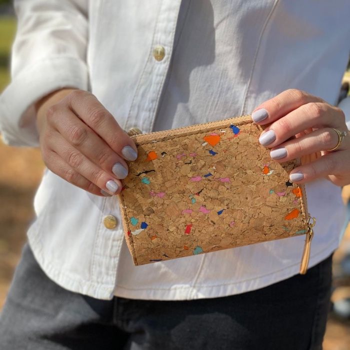 Piękny portfel z naturalnego korka z kolorowymi wstawkami.